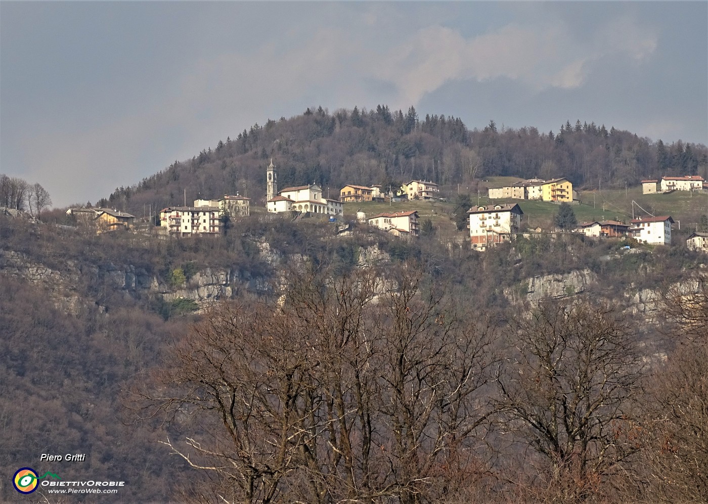 90 Zoom su Miragolo S. Marco posto su massicci contrafforti roccioni.JPG